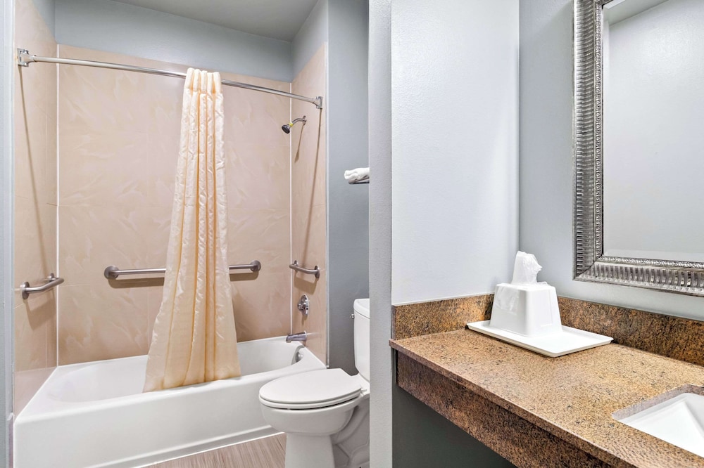 Econo Lodge Inn & Suites Channelview - Houston East 32/37