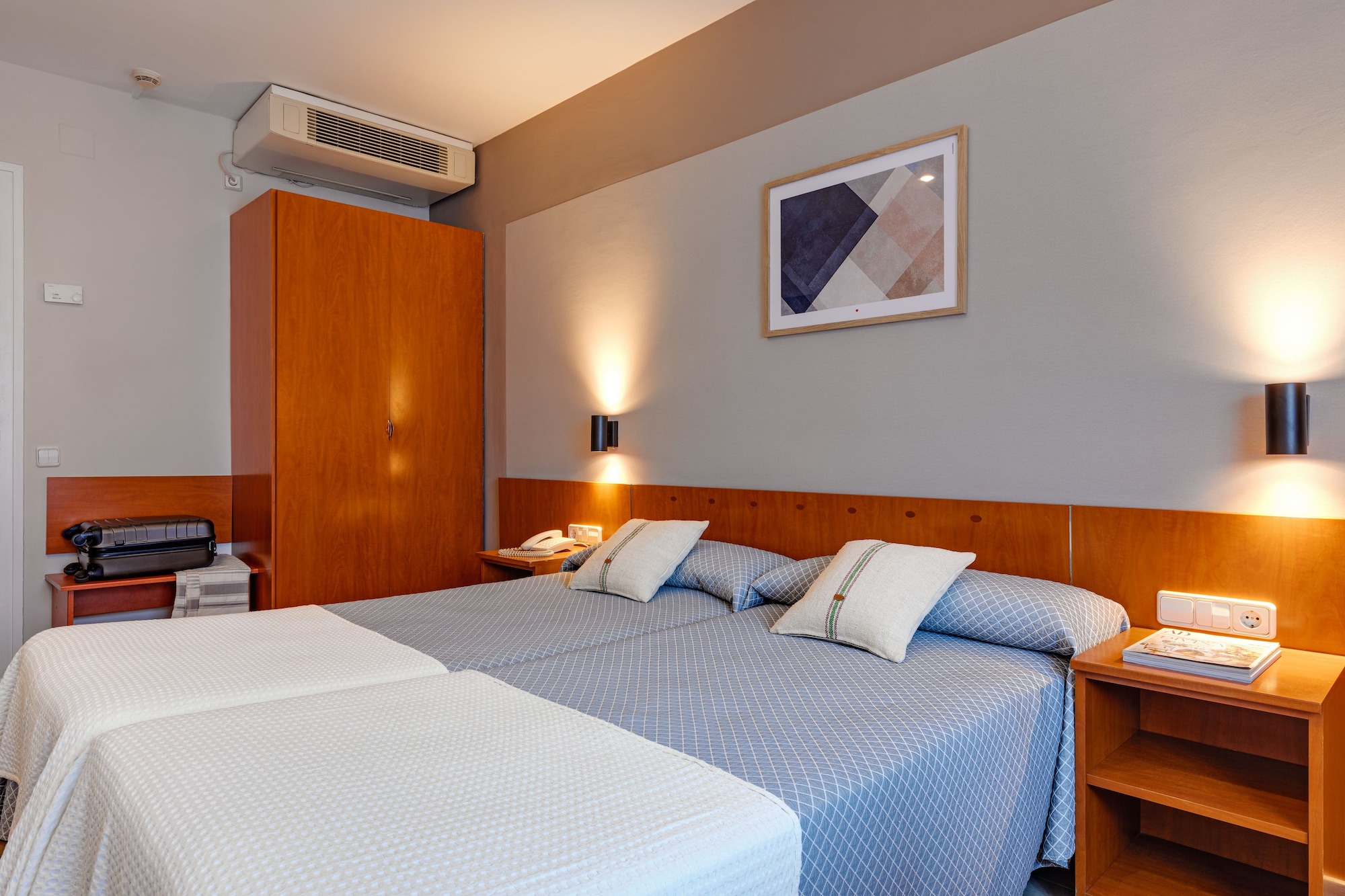 ROOM, TWIN BEDS