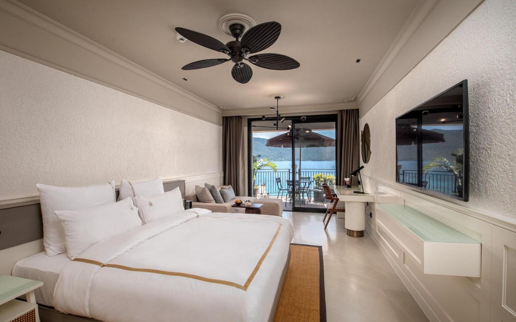 Pool, Suite, King Bed