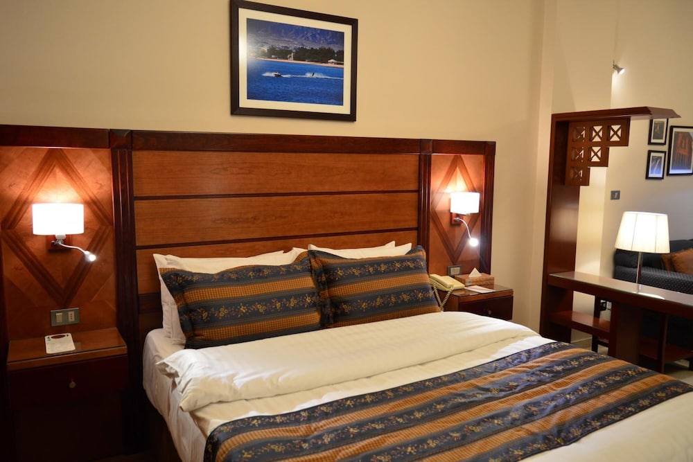 Comfort Hotel Suites 12/48