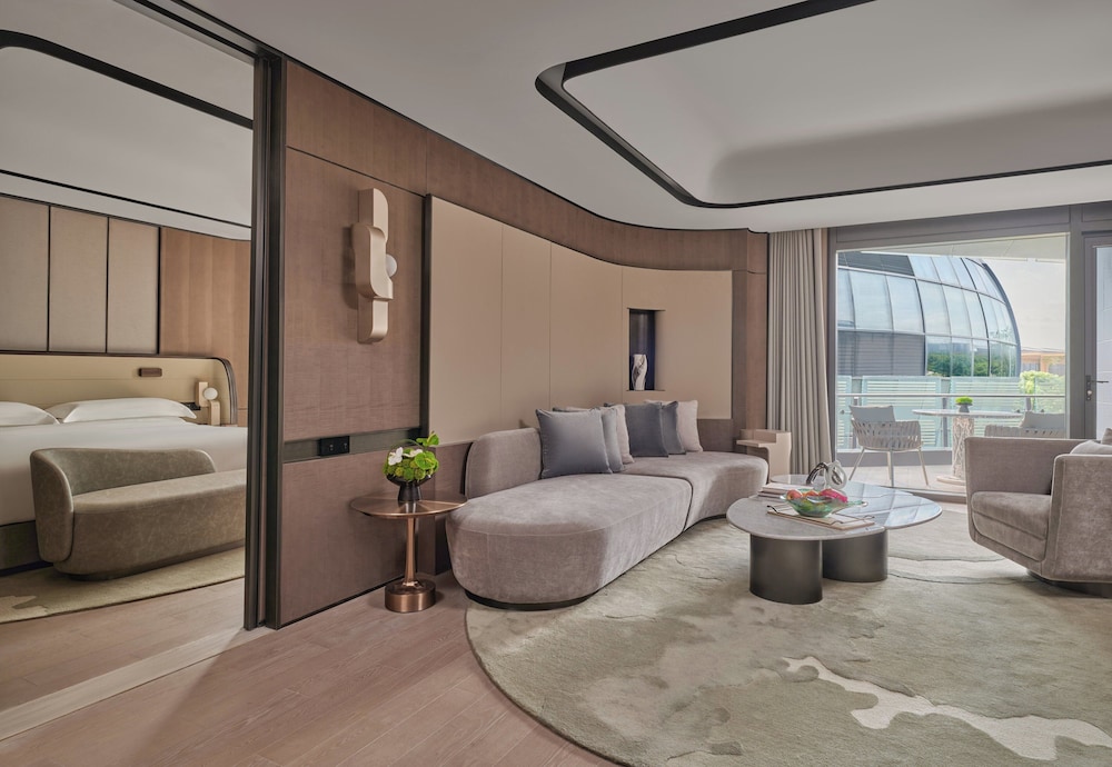 جناح بسرير فردي بشرفة بغرفة نوم واحدة، InterContinental Shanghai Harbour City 2/2