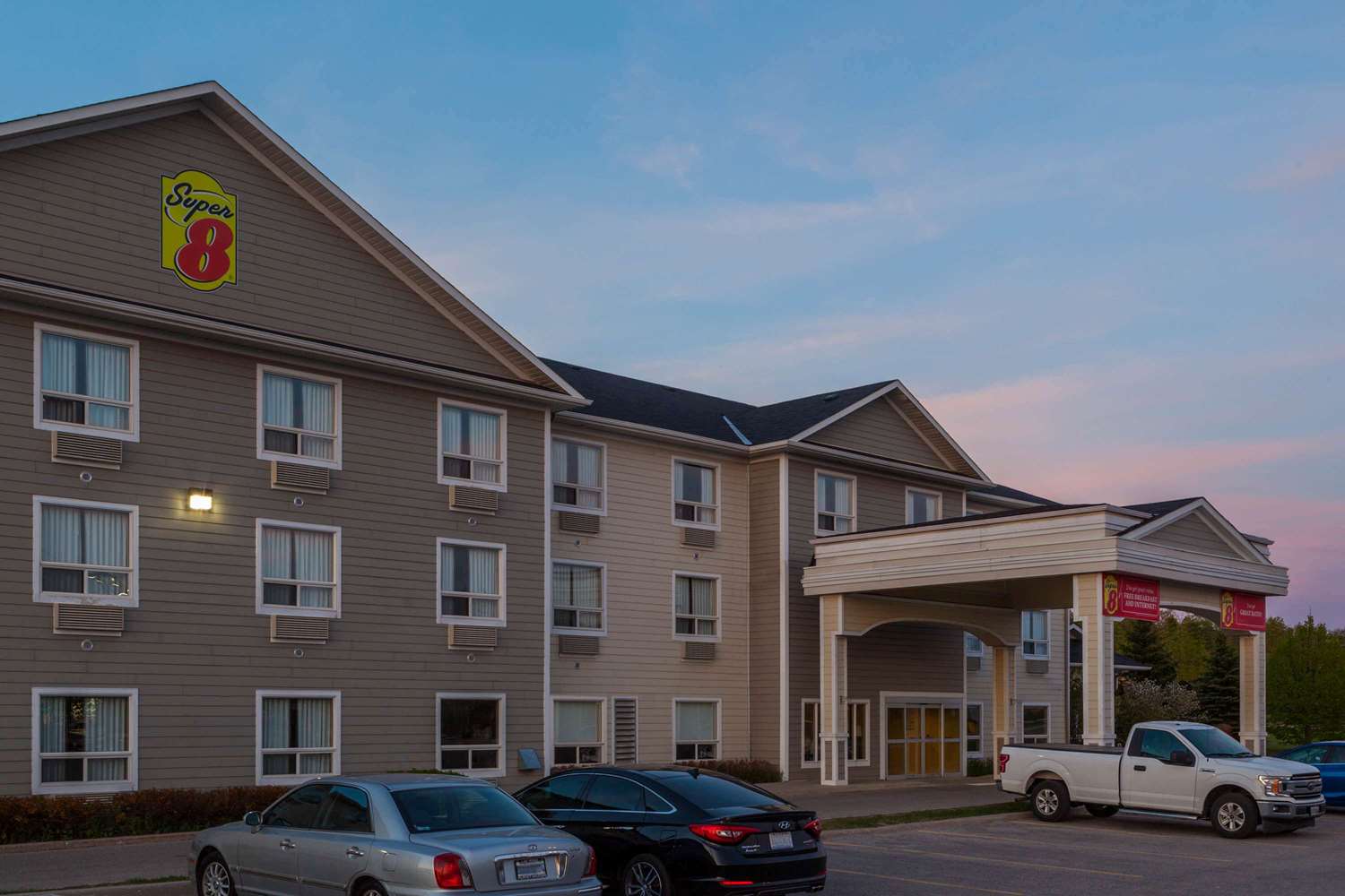 Super 8 by Wyndham Midland 27/29