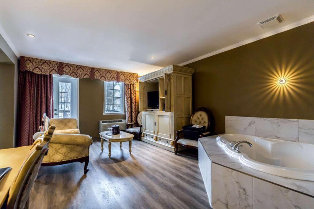 Upgrade, Suite, Queen Bed