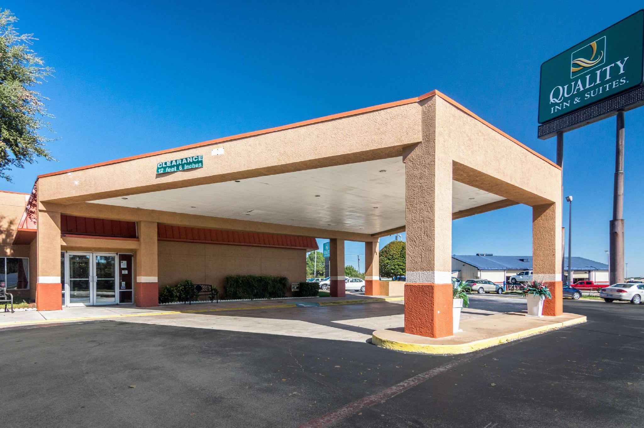 Quality Inn &amp; Suites 23/27