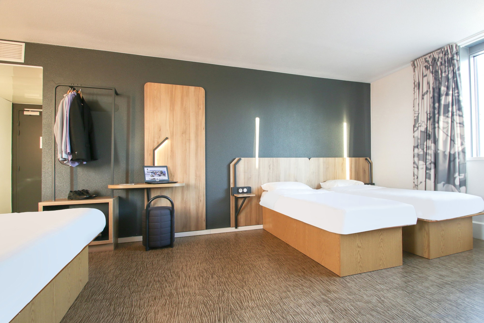 ROOM, QUADRUPLE