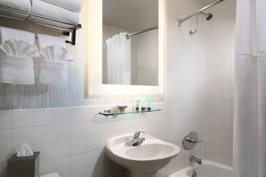 Tower, Suite, King Bed, Bay View