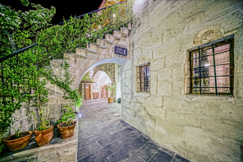 Elysee Cave House 90/100