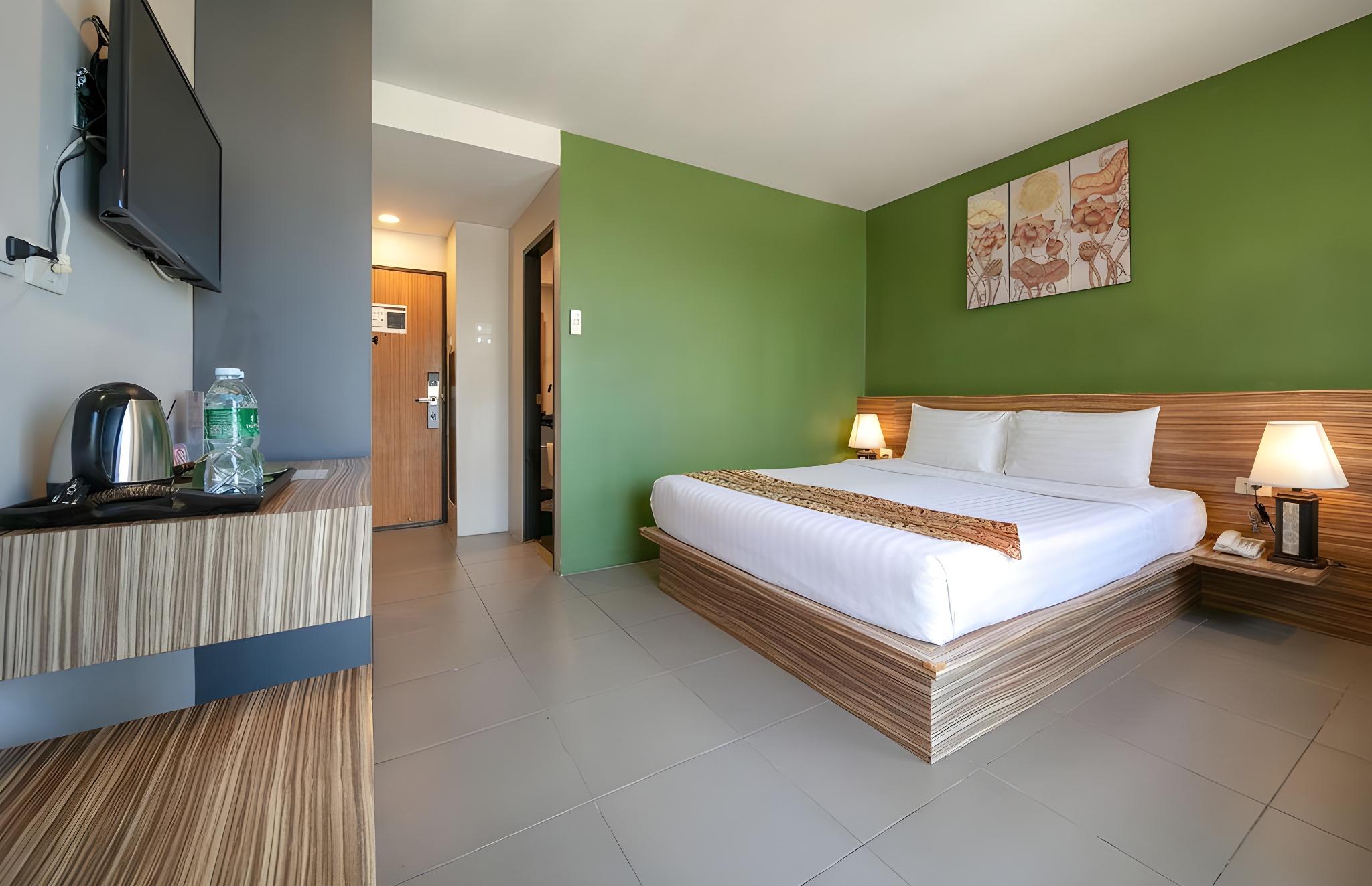 Room, Queen Bed, No Window