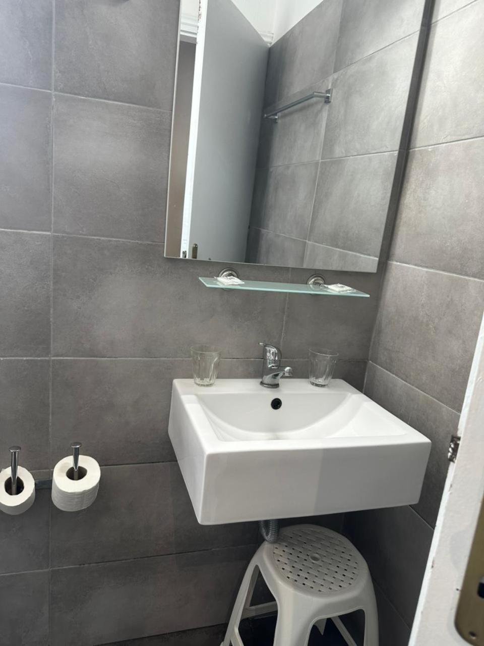 Karis Hotel 47/50