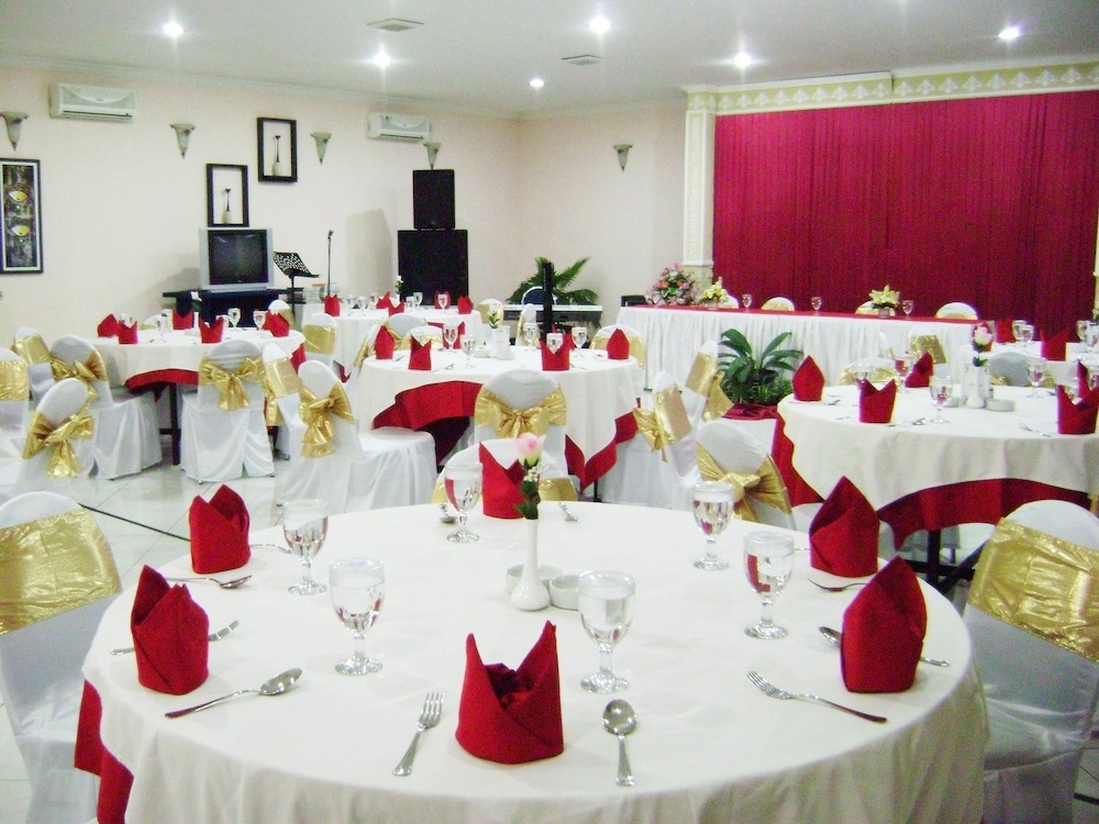 Atrium Resort & Hotel 25/27