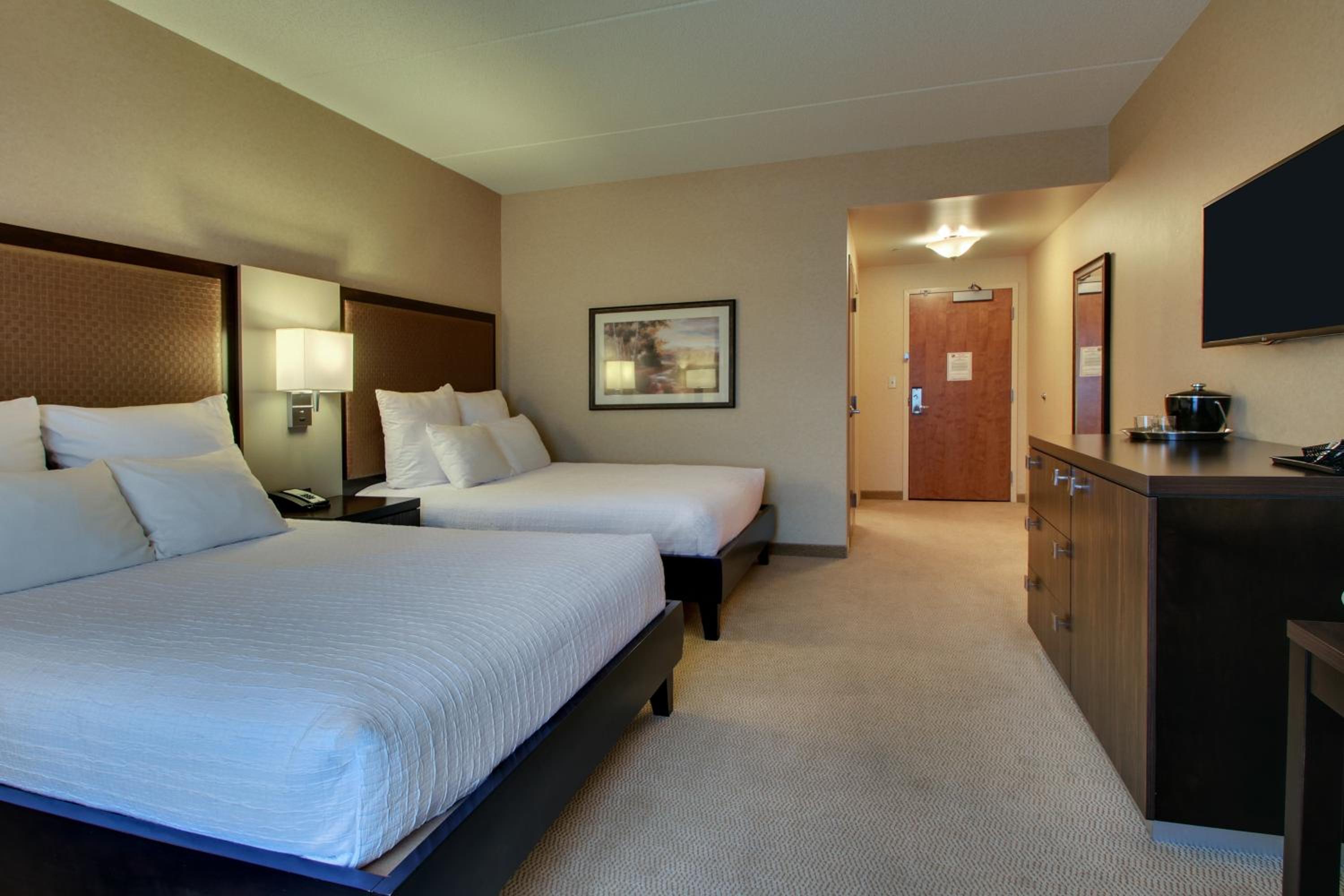 Standard, Queen Bed, Track Side