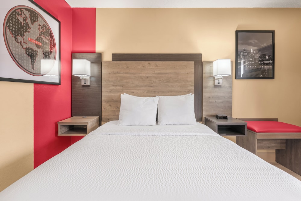غرفة بسريرين منفصلين، Ramada By Wyndham Minneapolis Golden Valley 5/8