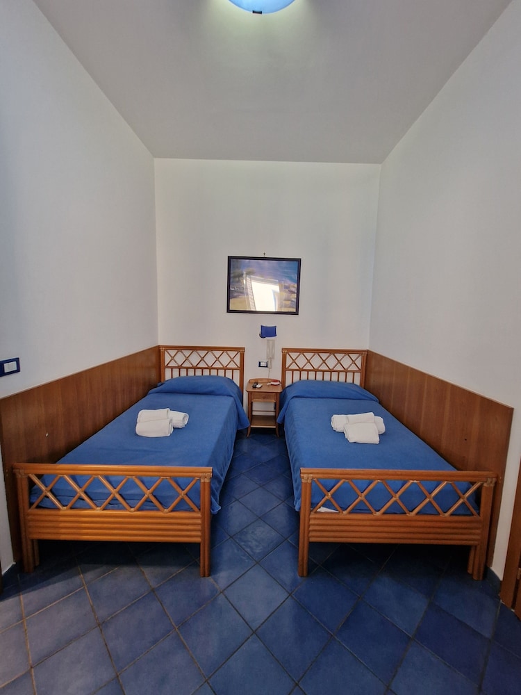 ROOM, SINGLE
