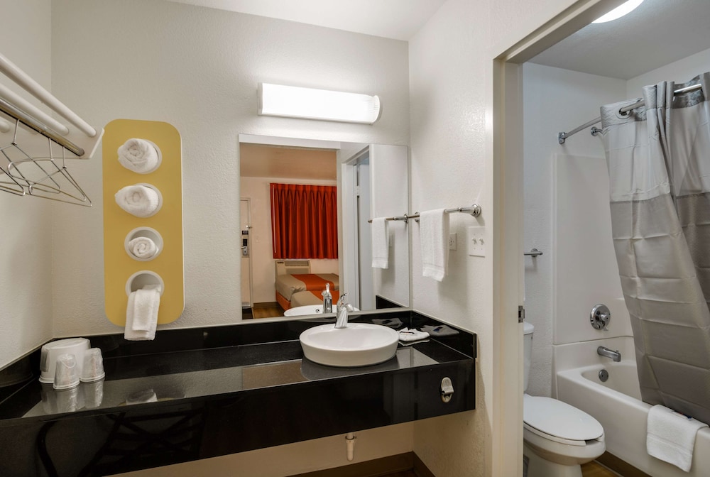Motel6 Schiller Park, IL - Chicago O'Hare 48/48