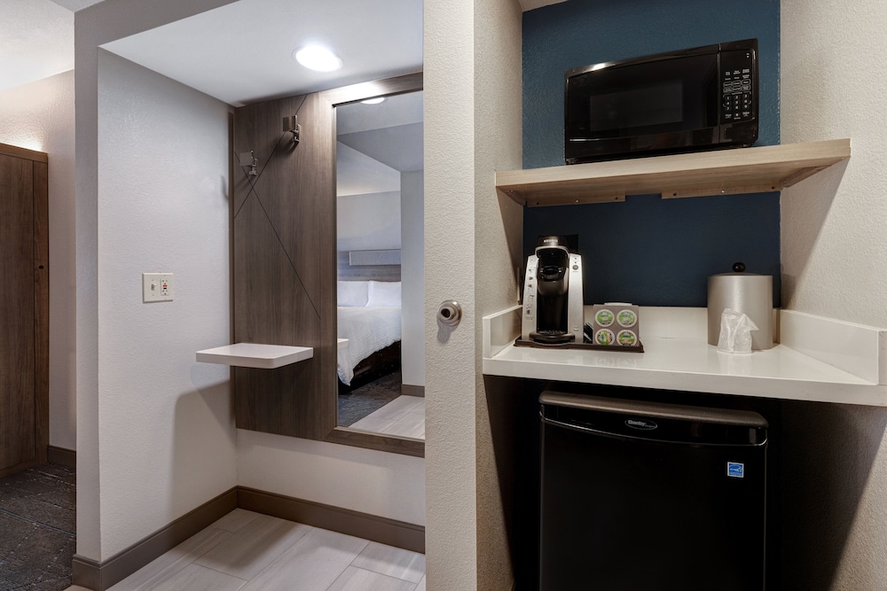 Holiday Inn Express & Suites Central Omaha, an IHG Hotel 10/50