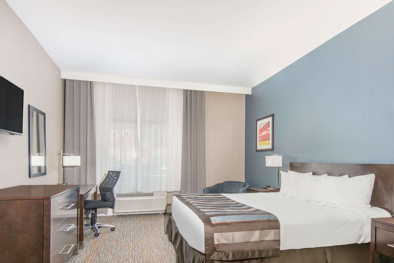 Wingate By Wyndham Niagara Falls 11/37