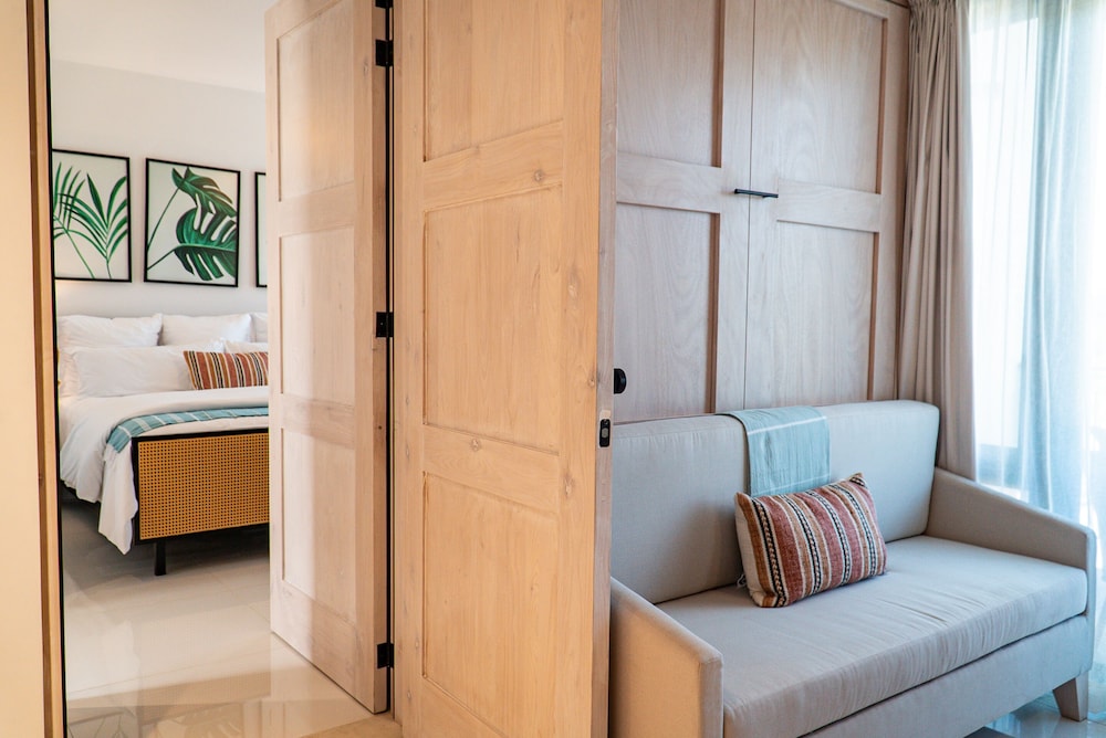Flamboyan Hotel and Residences 42/60
