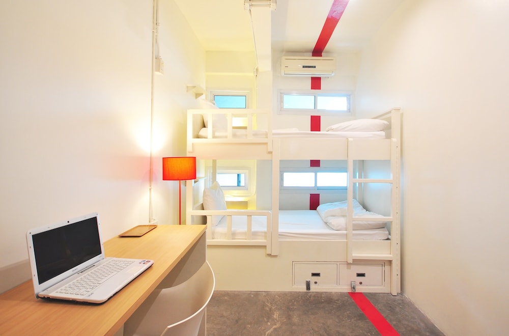 HQ HOSTEL SILOM 39/49