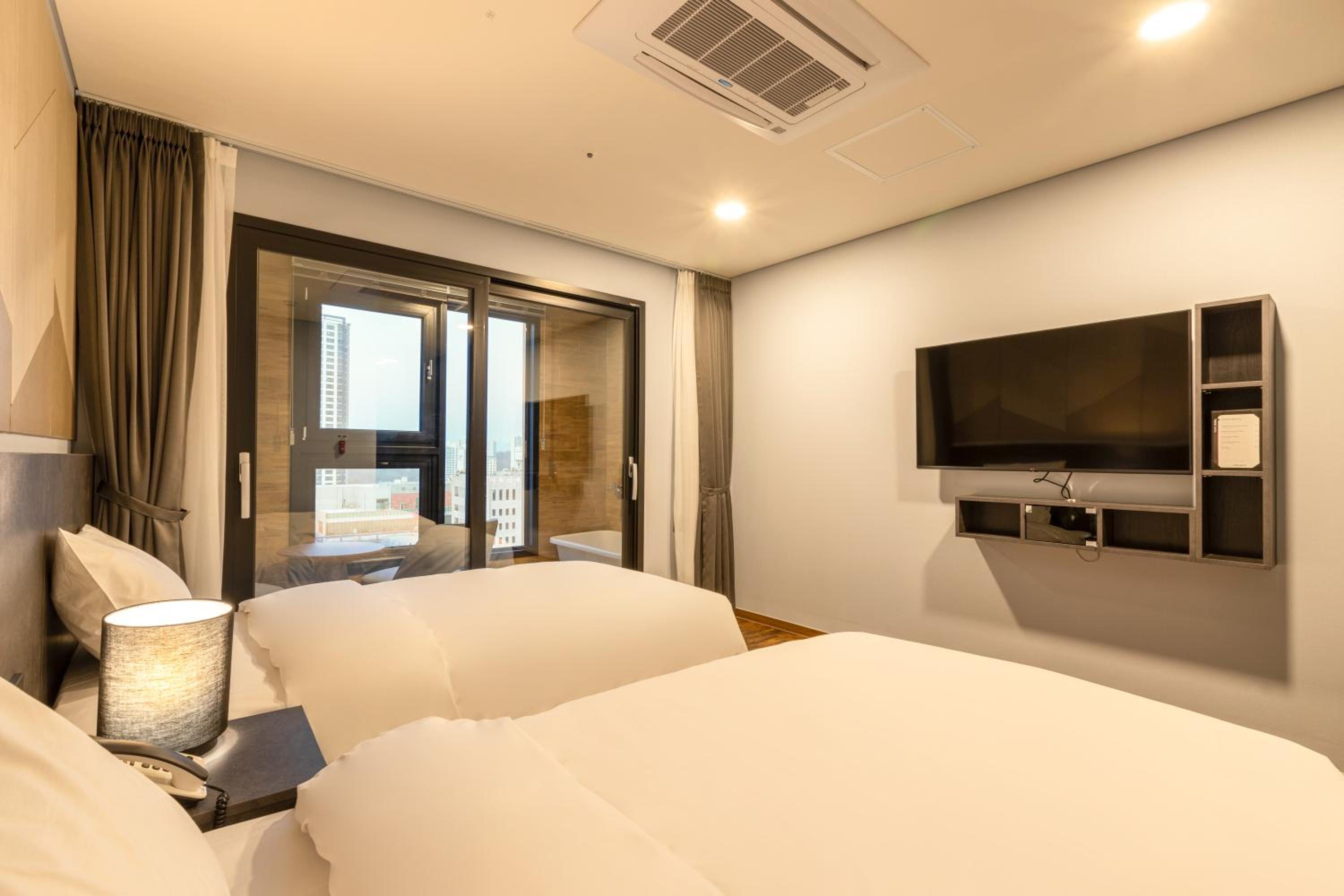 غرفة سوبيريور بسريرين منفصلين بإطلالة على المدينة، Urbanest Hotel 2/10