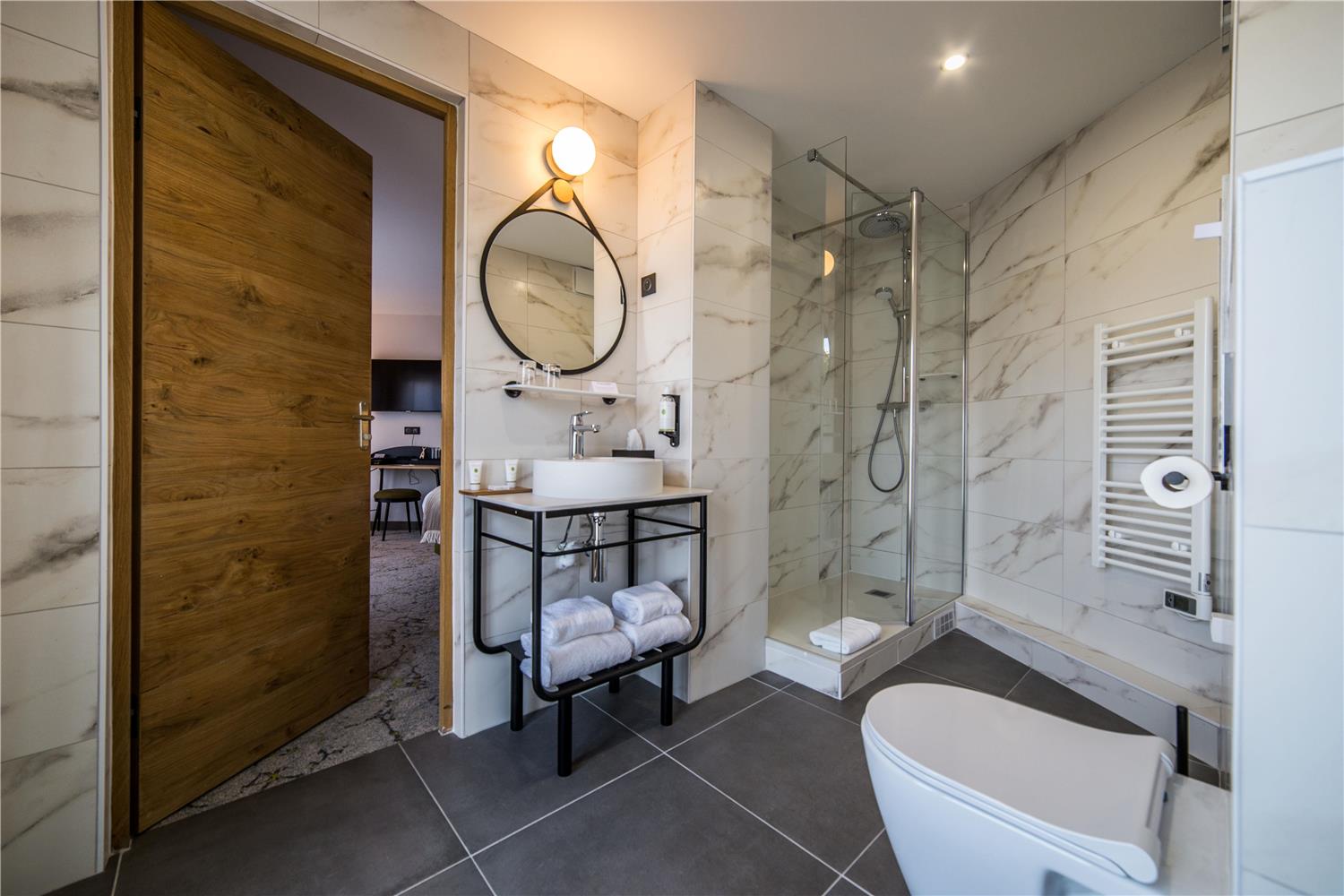 شقة بسرير كينج مع أريكة بمنطقة جلوس بمطبخ صغير، Best Western Le Relais Du Vigneron 2/2