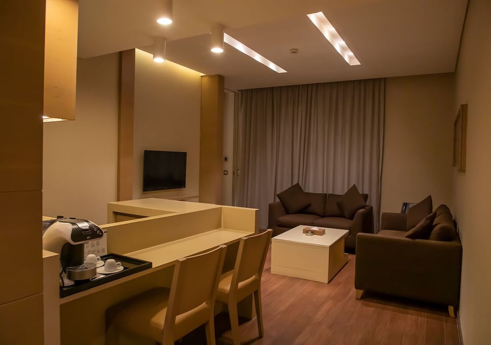 Saifi Suites 67/71