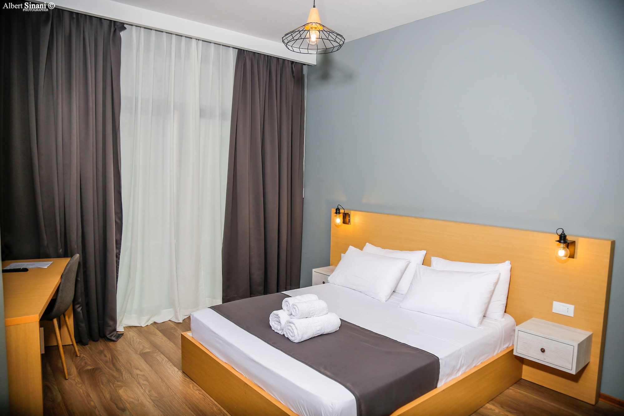 غرفة قياسية بسرير كوين بإطلالة على الفناء بشرفة، Arc Hotel Tirana 2/5