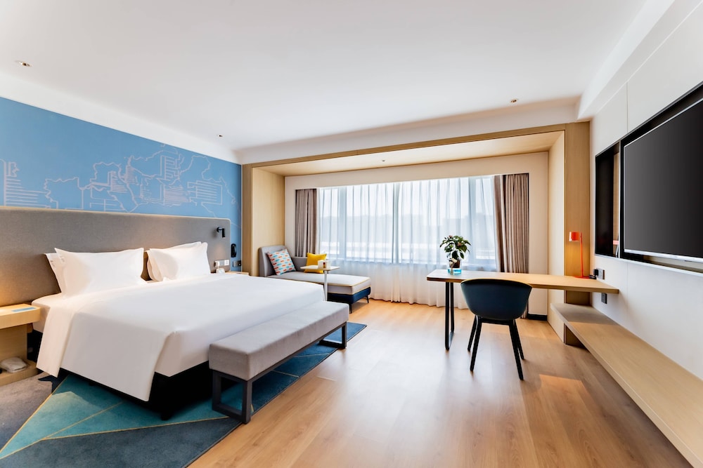 Smart, Standard, King Bed, City View, Extra Floor Space
