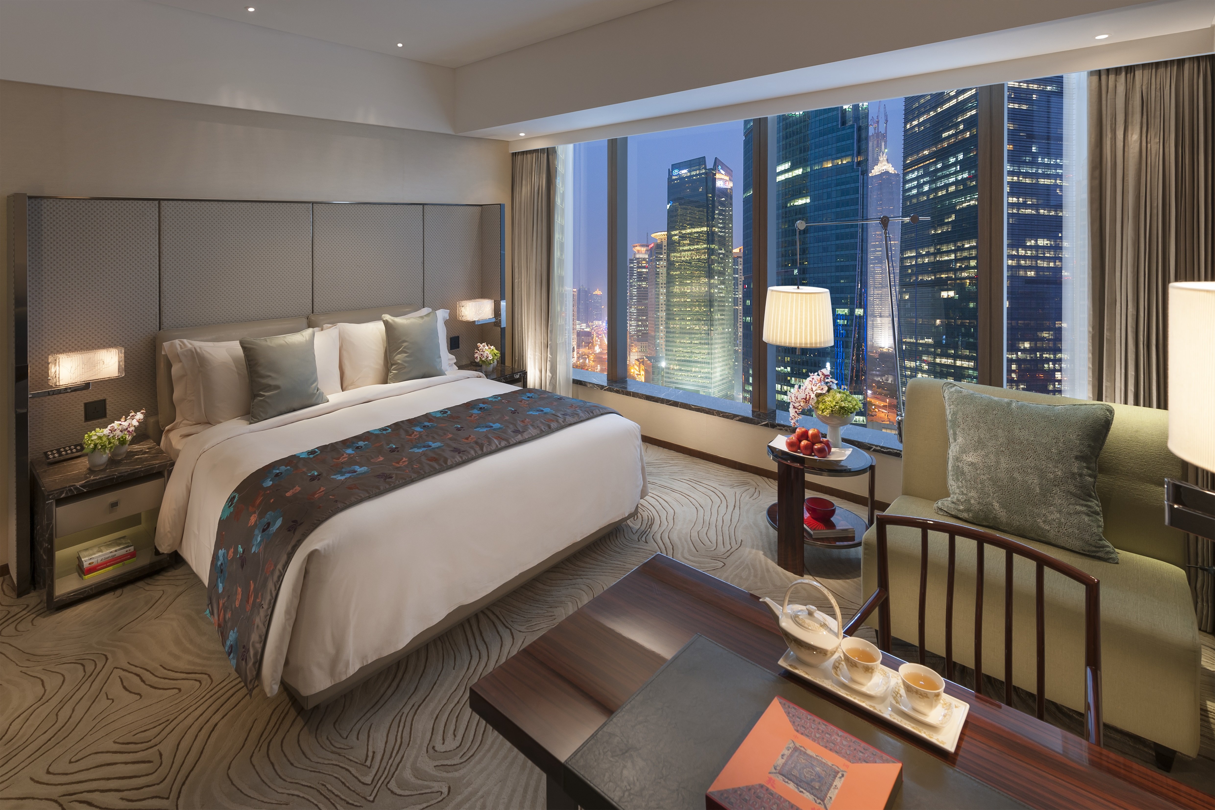 DELUXE, KING BED