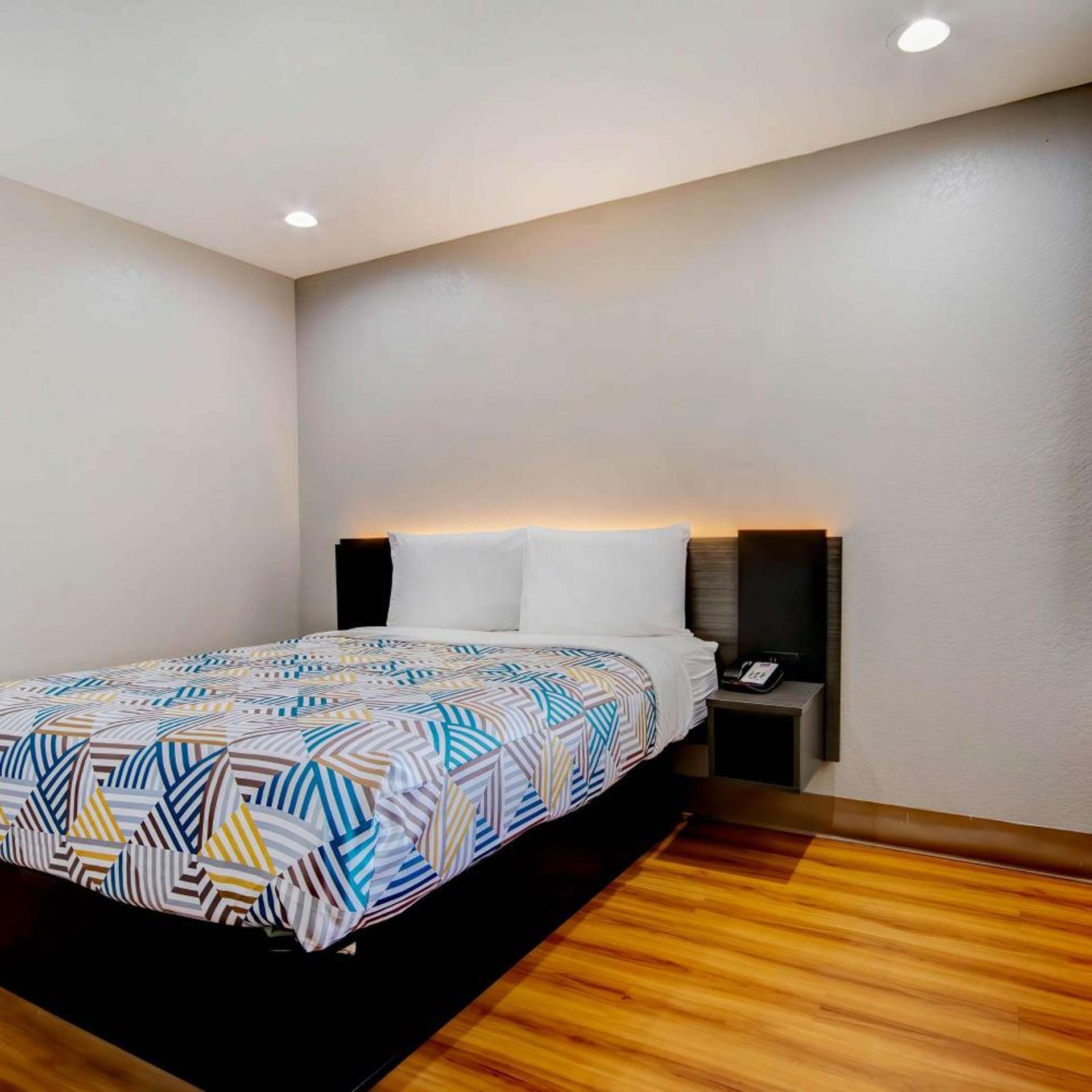 1 Full Bed - ADA/Tub 5/9