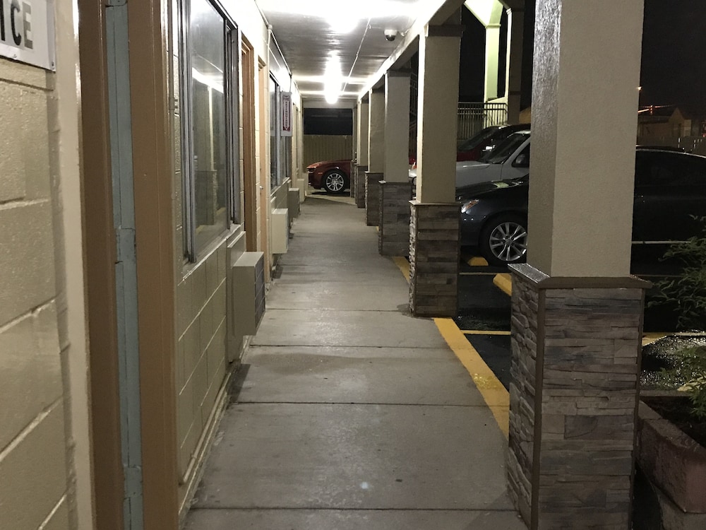 Hutchinson Inn 23/58