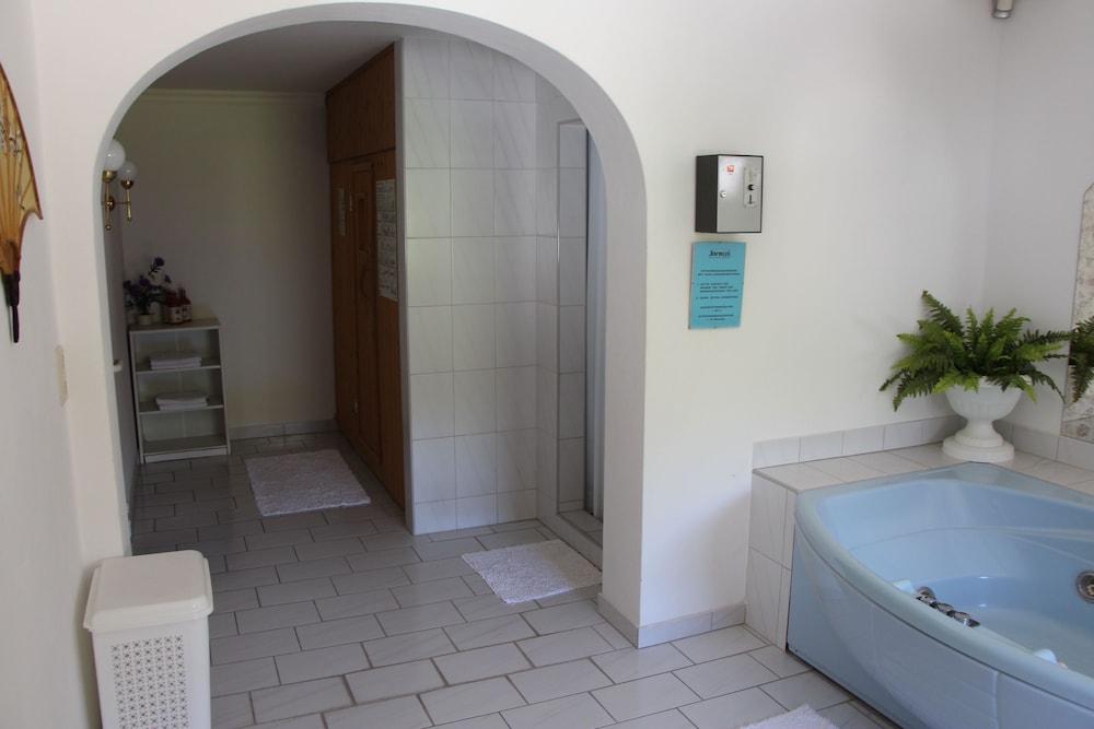 Hotel Schoene Aussicht 50/50