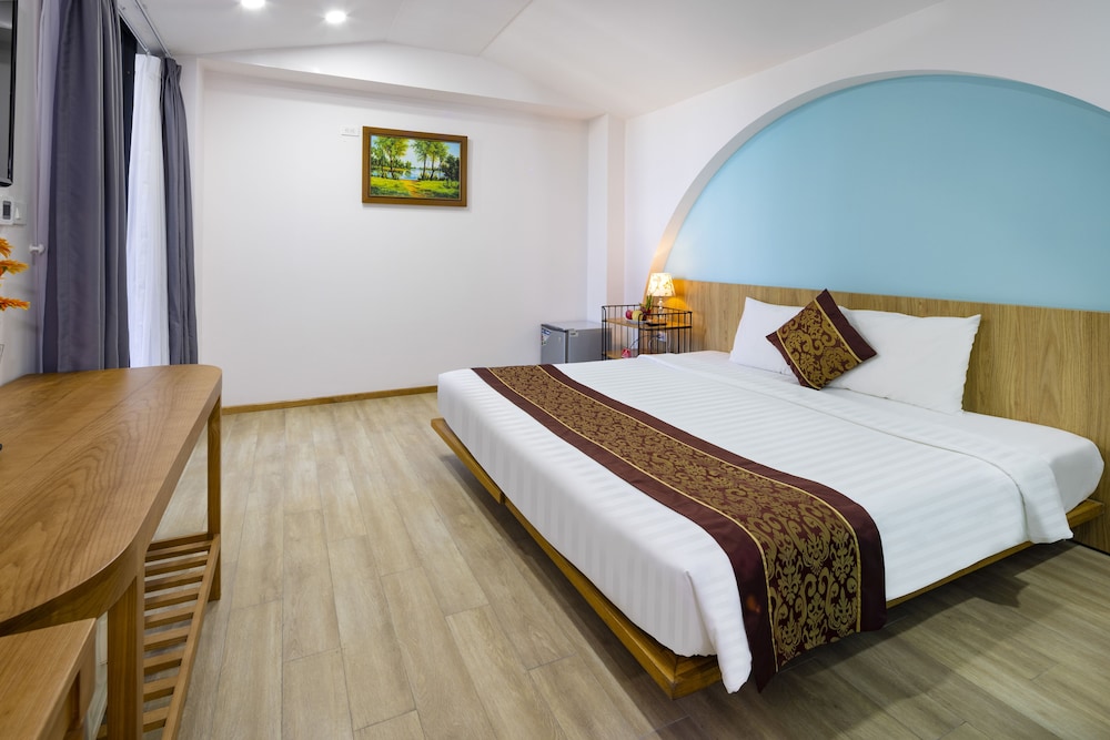 SENIOR, DOUBLE BED, PARTIAL SEA VIEW