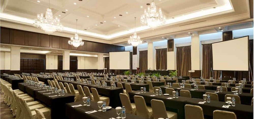 Royal Kuningan Hotel 50/60