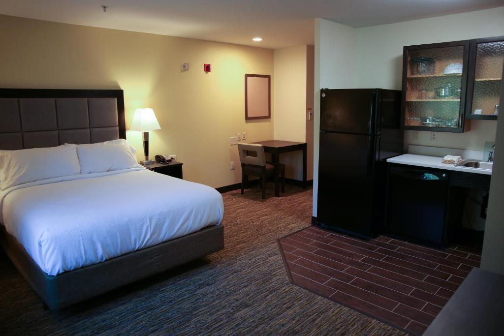 Studio, Double Bed, Candlewood Suites Portland - Scarborough, An IHG Hotel 2/3