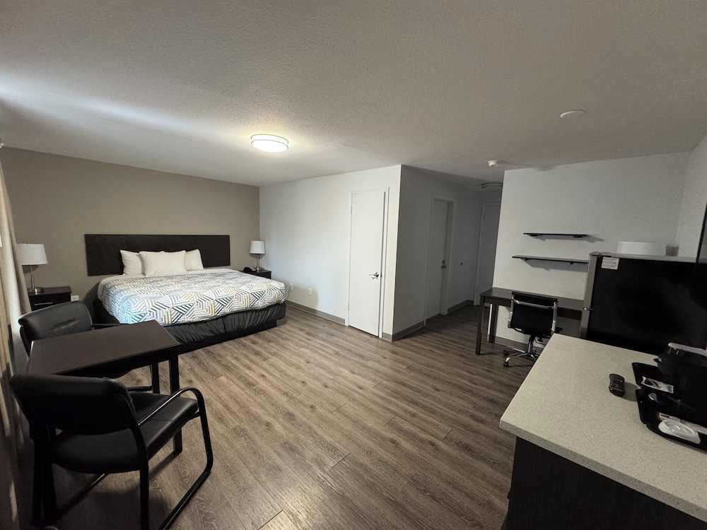 1 King Bed Suite, Non-Smoking, Micfridge