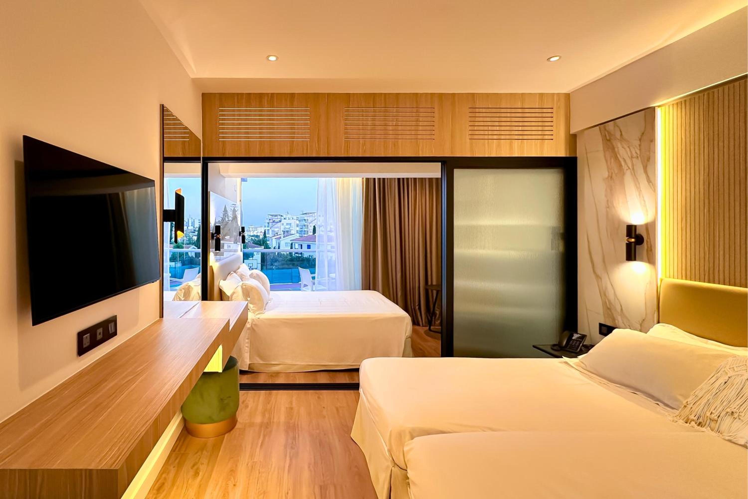 Superior, Family, Single Bed, Lateral Side Sea View