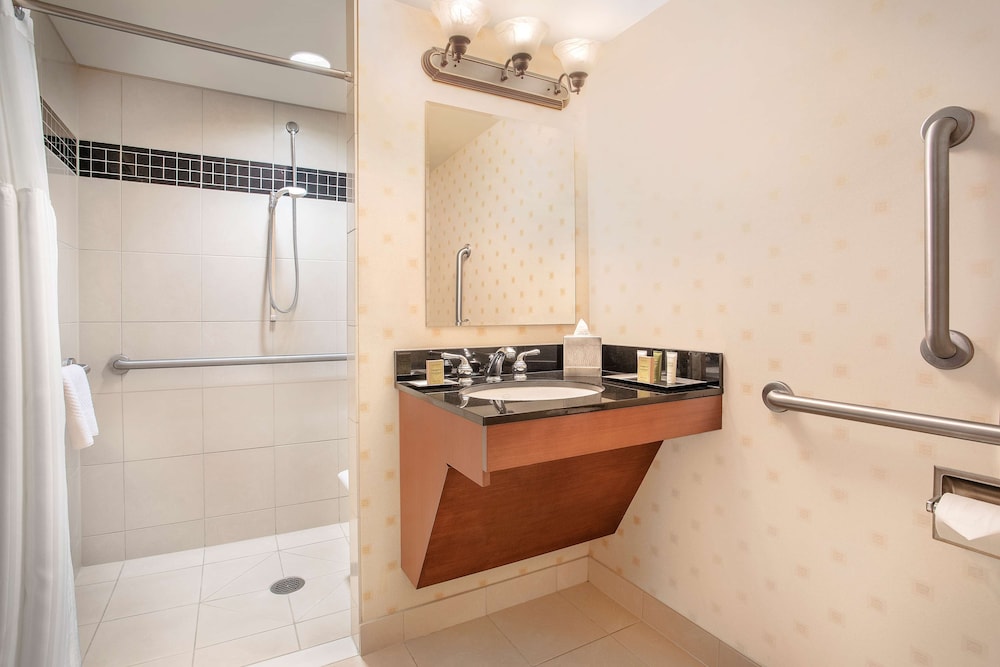 Hilton Chicago OHare Airport 30/82