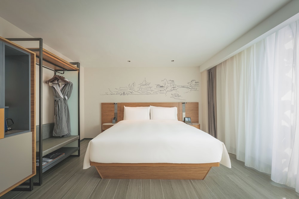 غرفة تنفيذية بسرير كينج، UrCove by Hyatt Nanjing Downtown 2/9