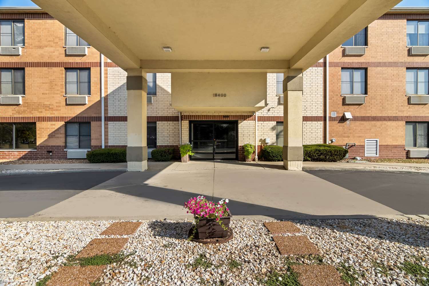 Comfort Inn & Suites near Tinley Park Amphitheater 3/11
