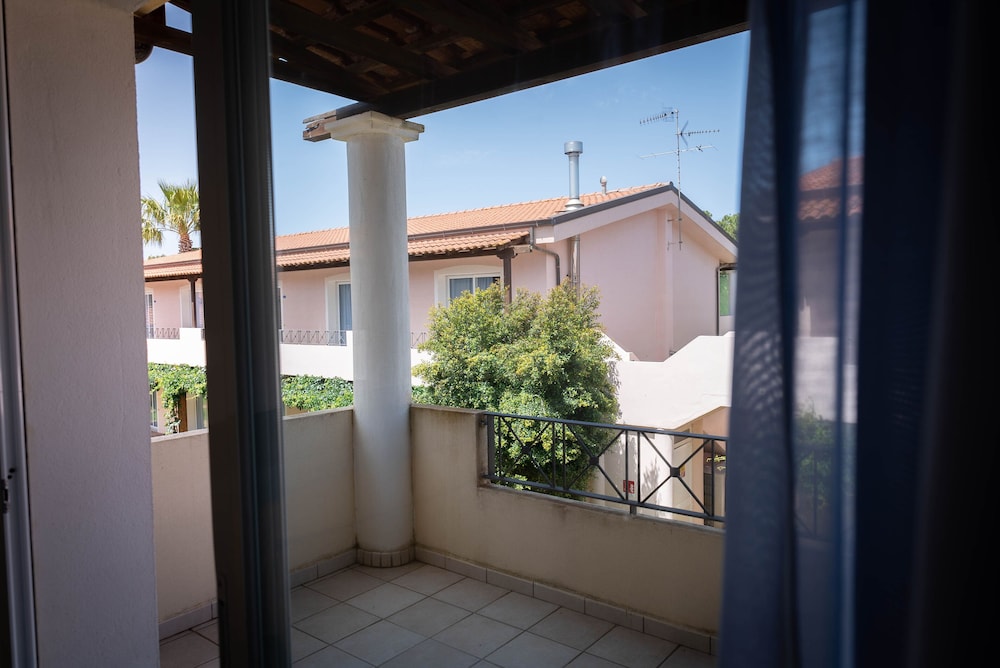 NICOTERA BEACH VILLAGE 64/66