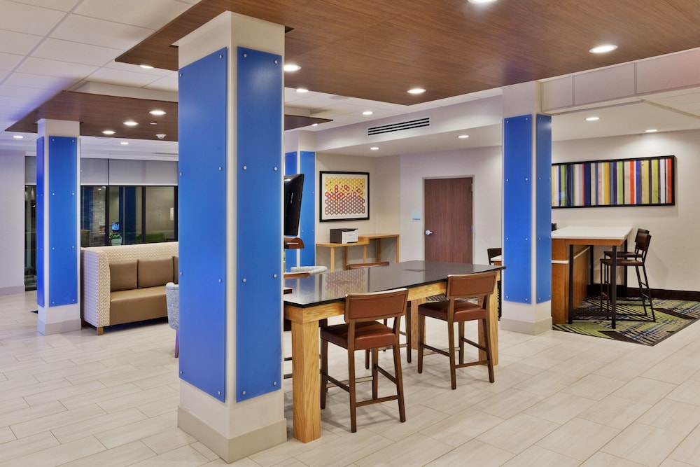 Holiday Inn Express & Suites Fayetteville 45/62