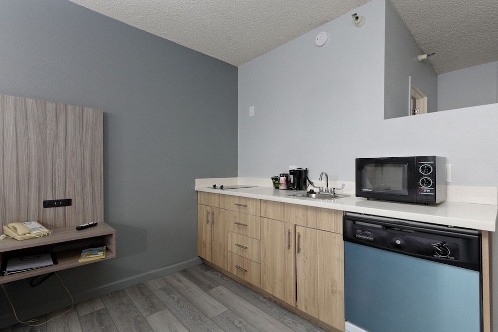 Studio6 Suites Lake Havasu City AZ 23/61