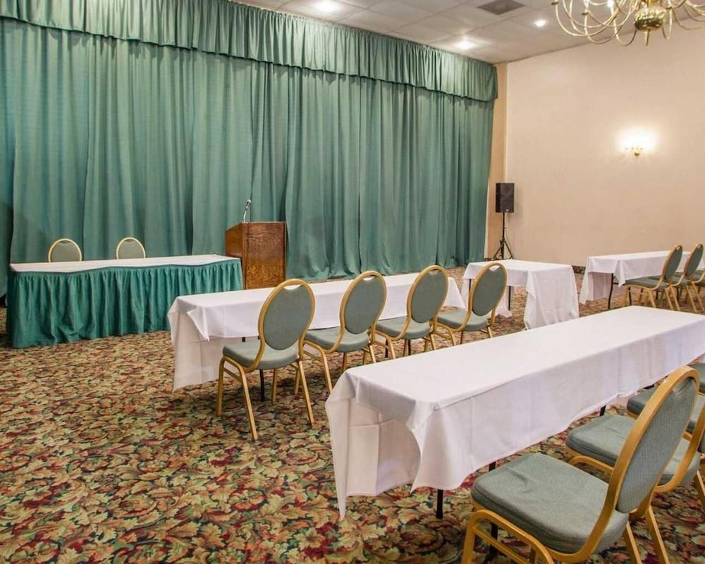 Parkview Inn and Conference Center (ex Econo Lodge) 48/50