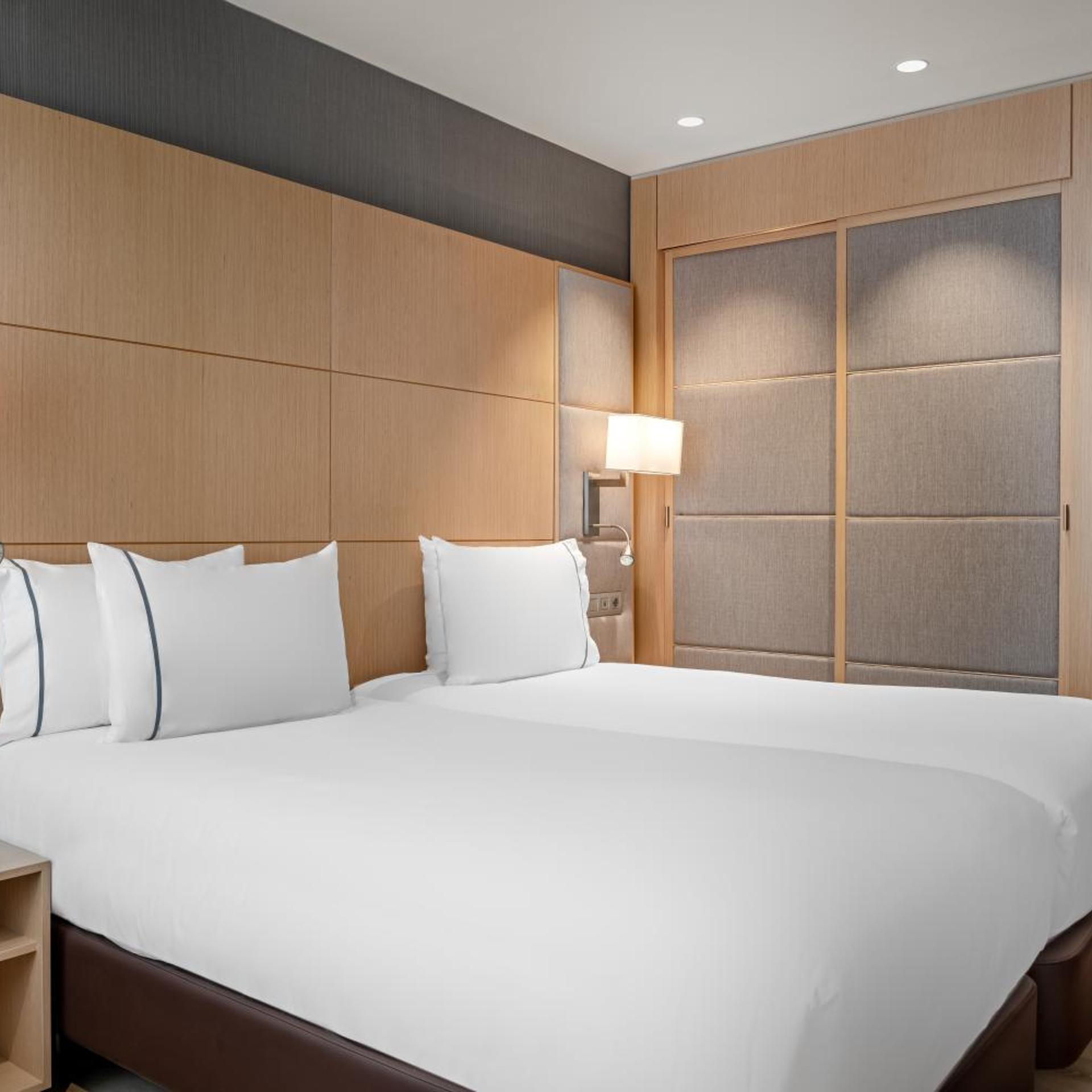 Standard, Twin Beds, Street View