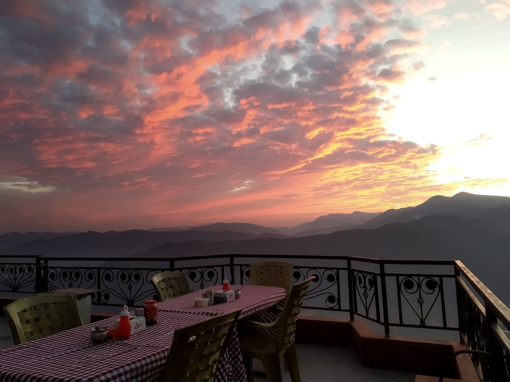High Ground Inn And Rooftop Restaurant 16/17