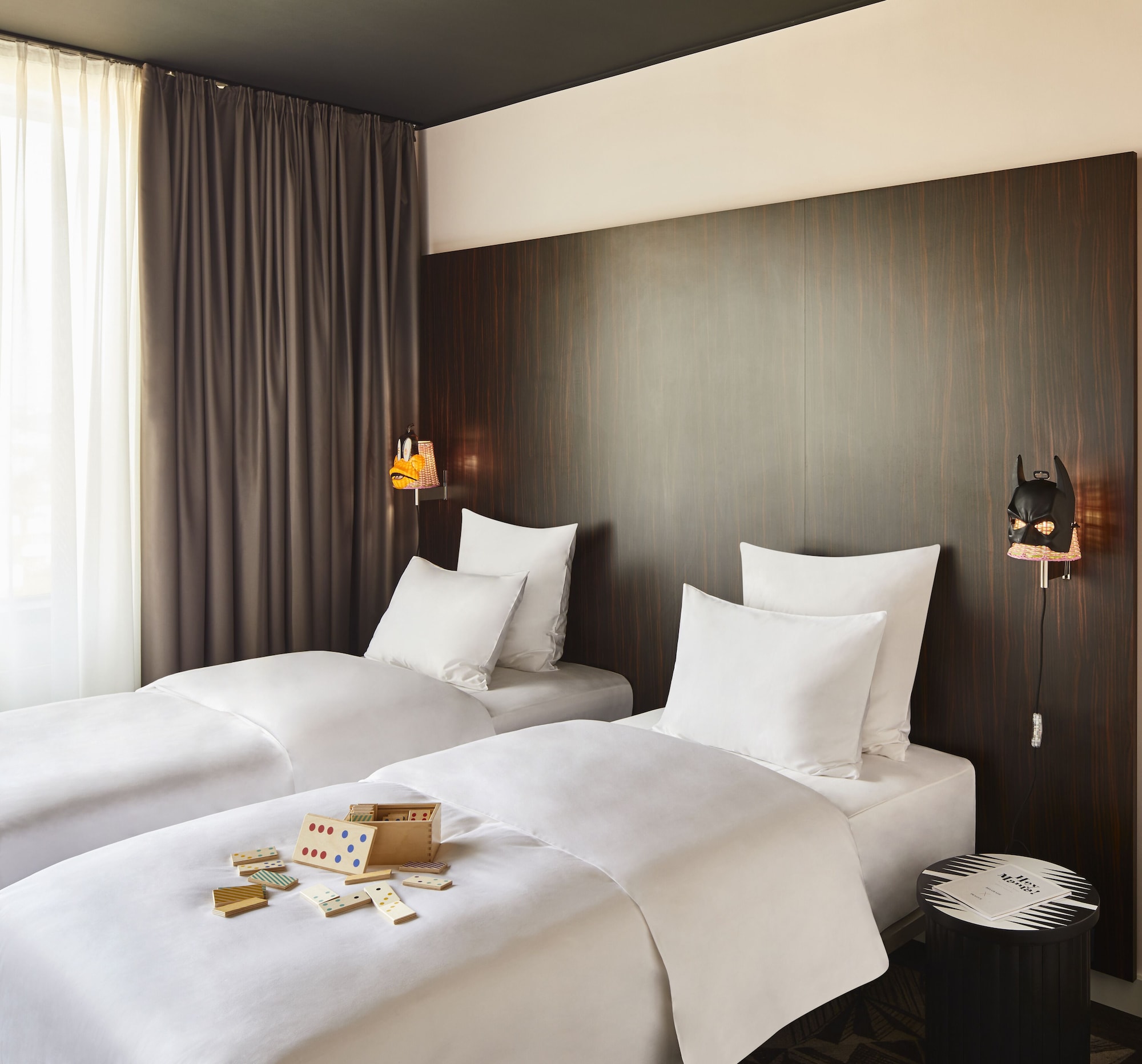 LARGE MAMA, TWIN BEDS