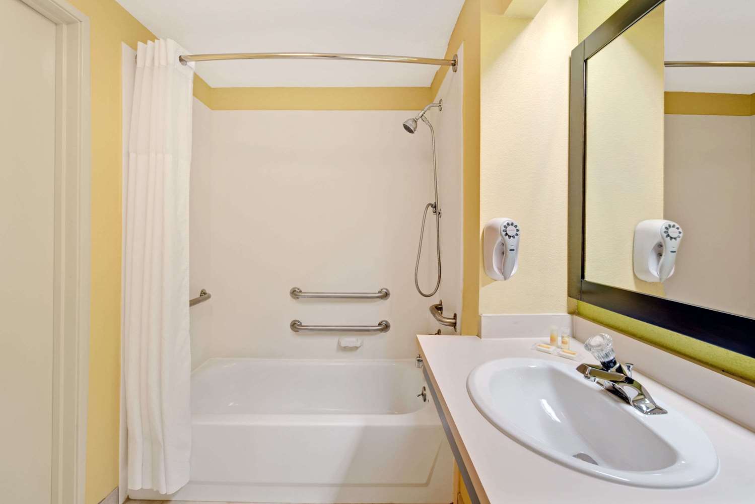 Days Inn & Suites by Wyndham DeSoto 42/44