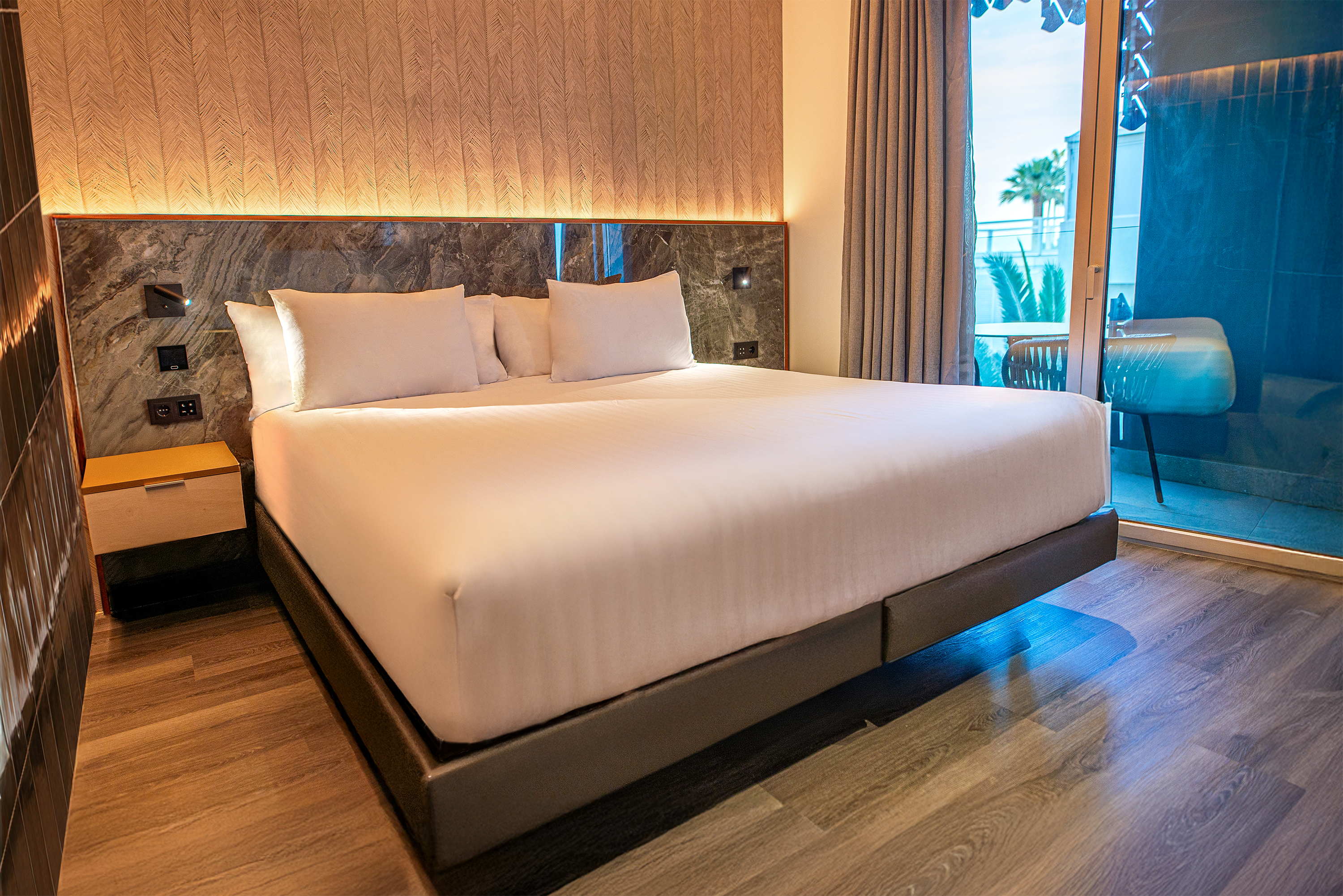 Deluxe, Double or Twin Bed, Lateral Side Sea View