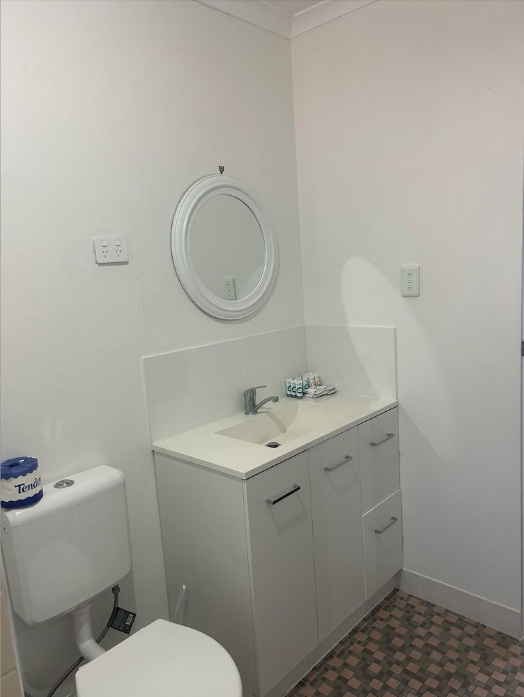 2 BEDROOMS, SUITE