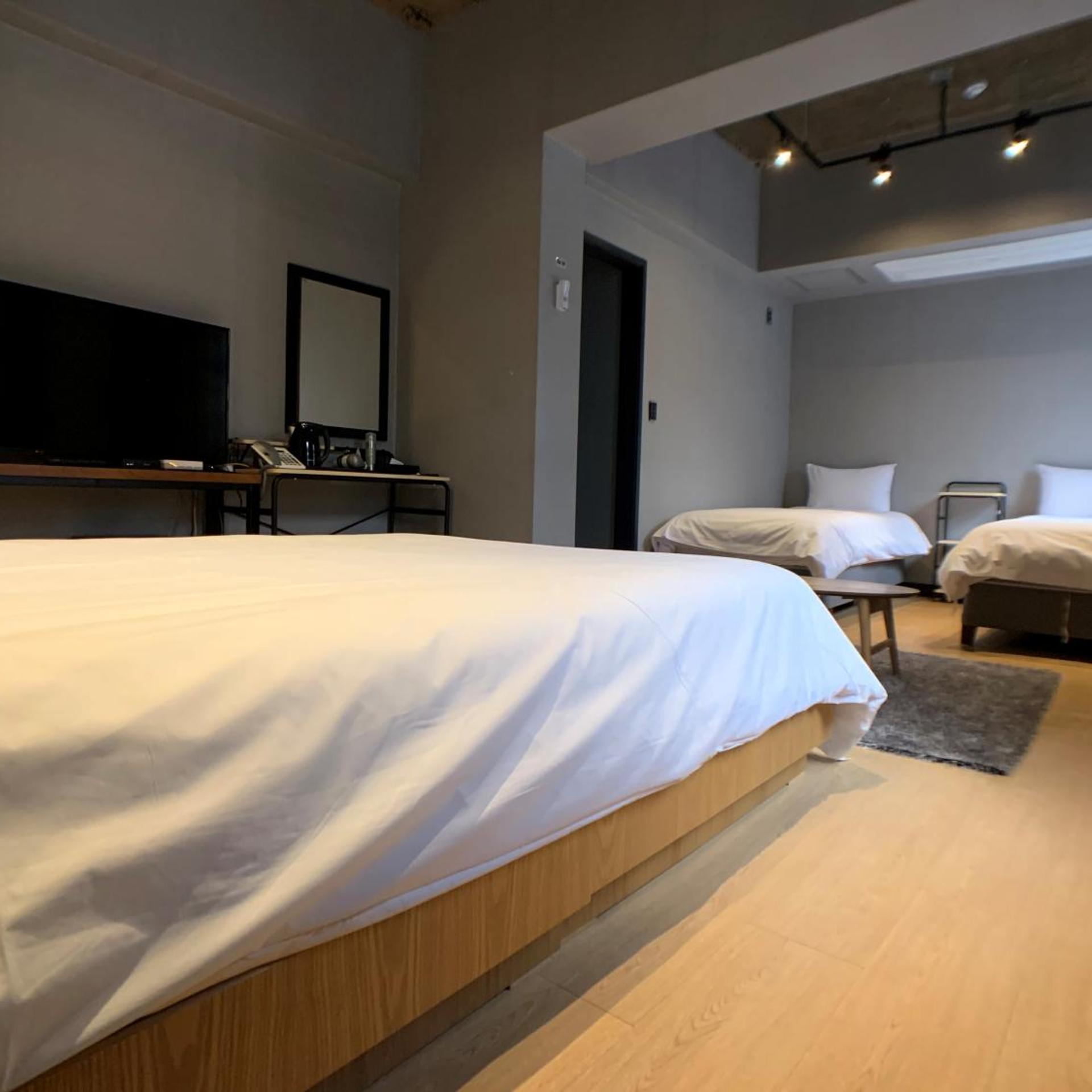 Renaissance Hotel - Hostel 12/23